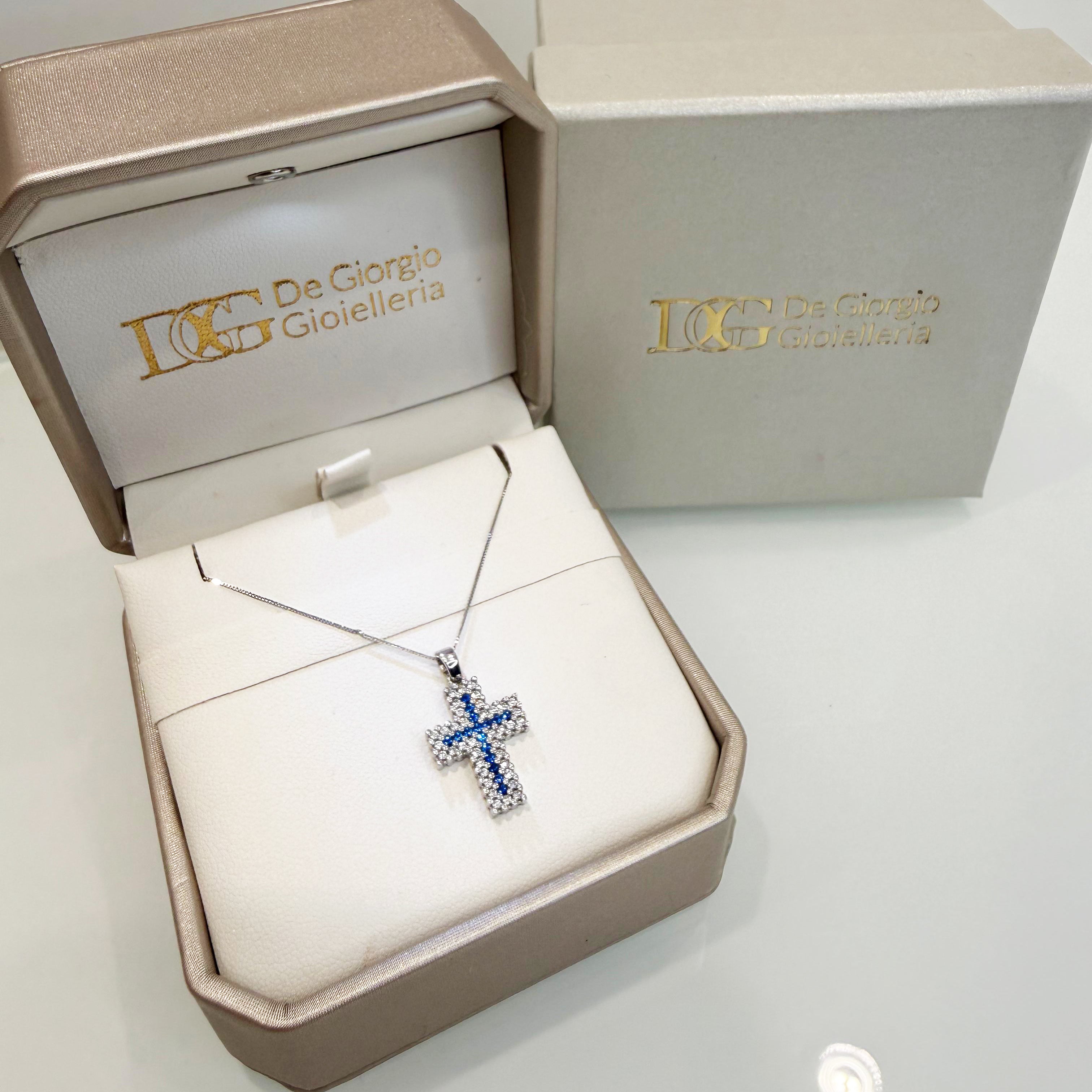 Collana con croce pavé in oro bianco 18KT (750) con zirconi bianchi e blu – Made in Italy