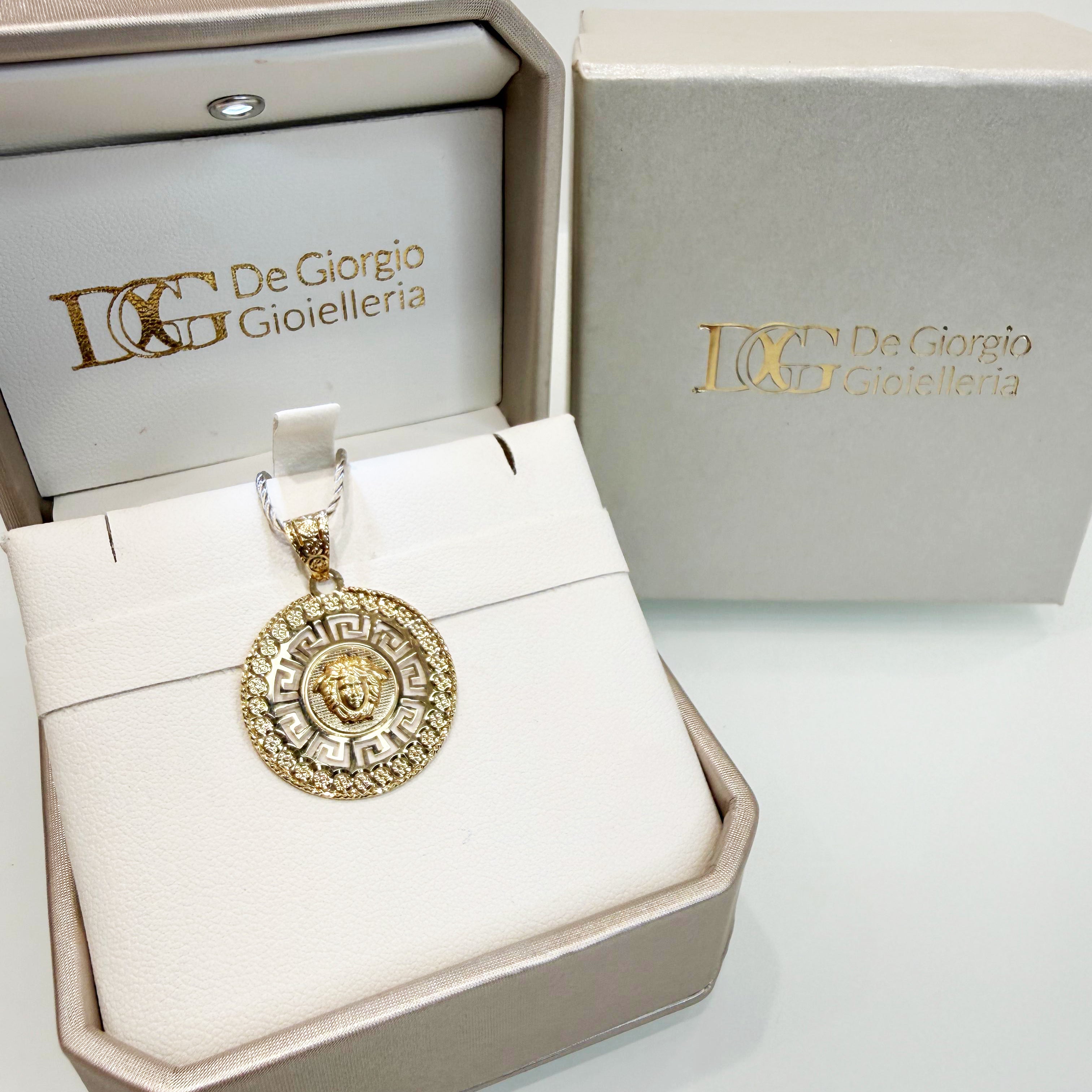 Ciondolo medaglia Medusa Versace con greca in oro giallo 18KT (750) – Made in Italy