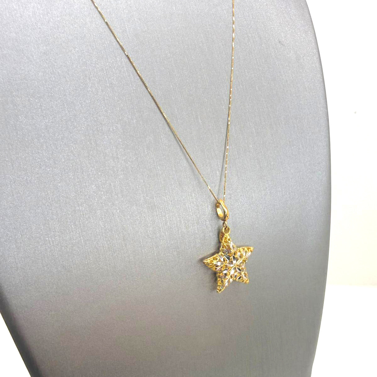 Collana con pendente a stella in oro giallo e bianco 18KT (750) con lavorazione luminosa