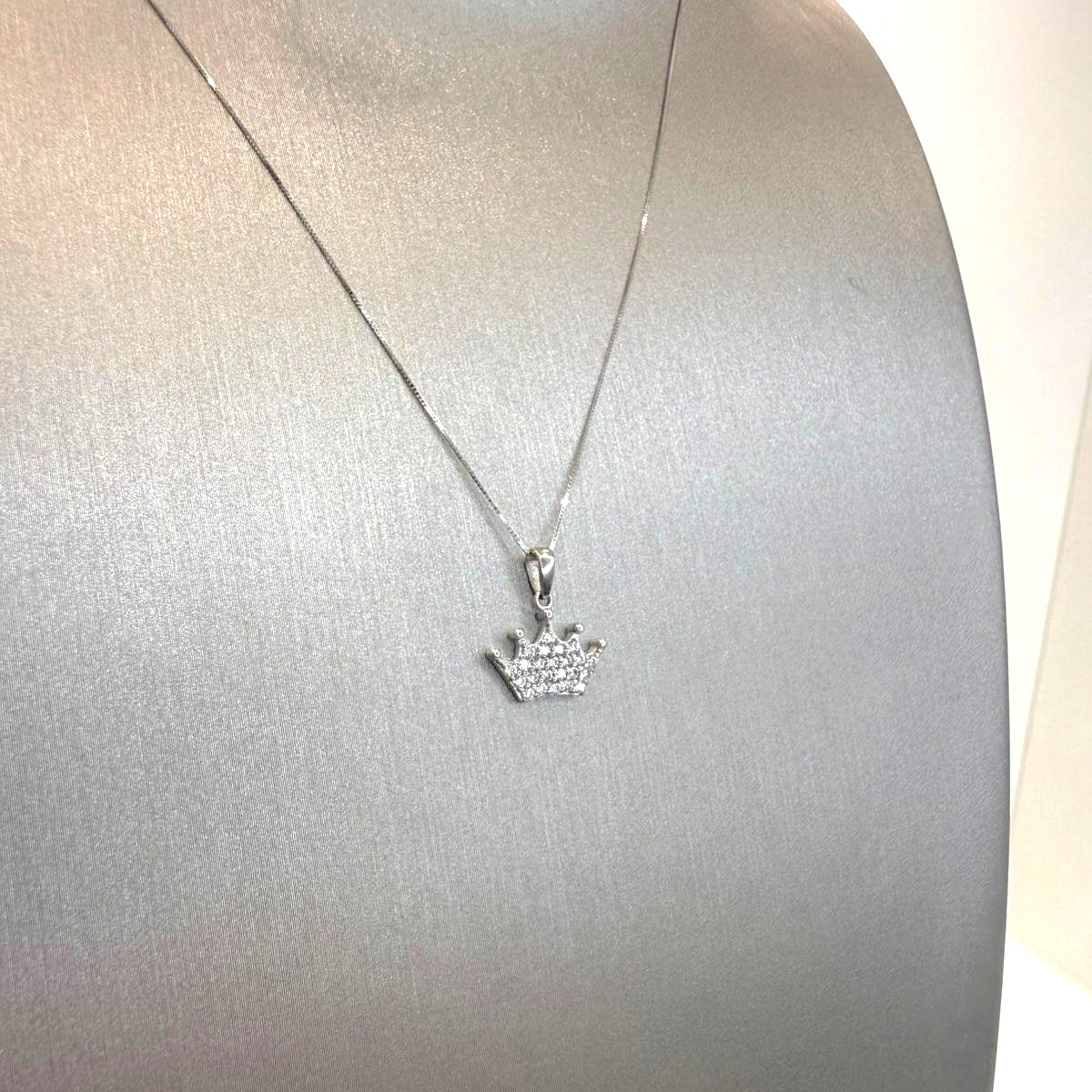 Collana con pendente corona in oro bianco 18KT (750) con zirconi