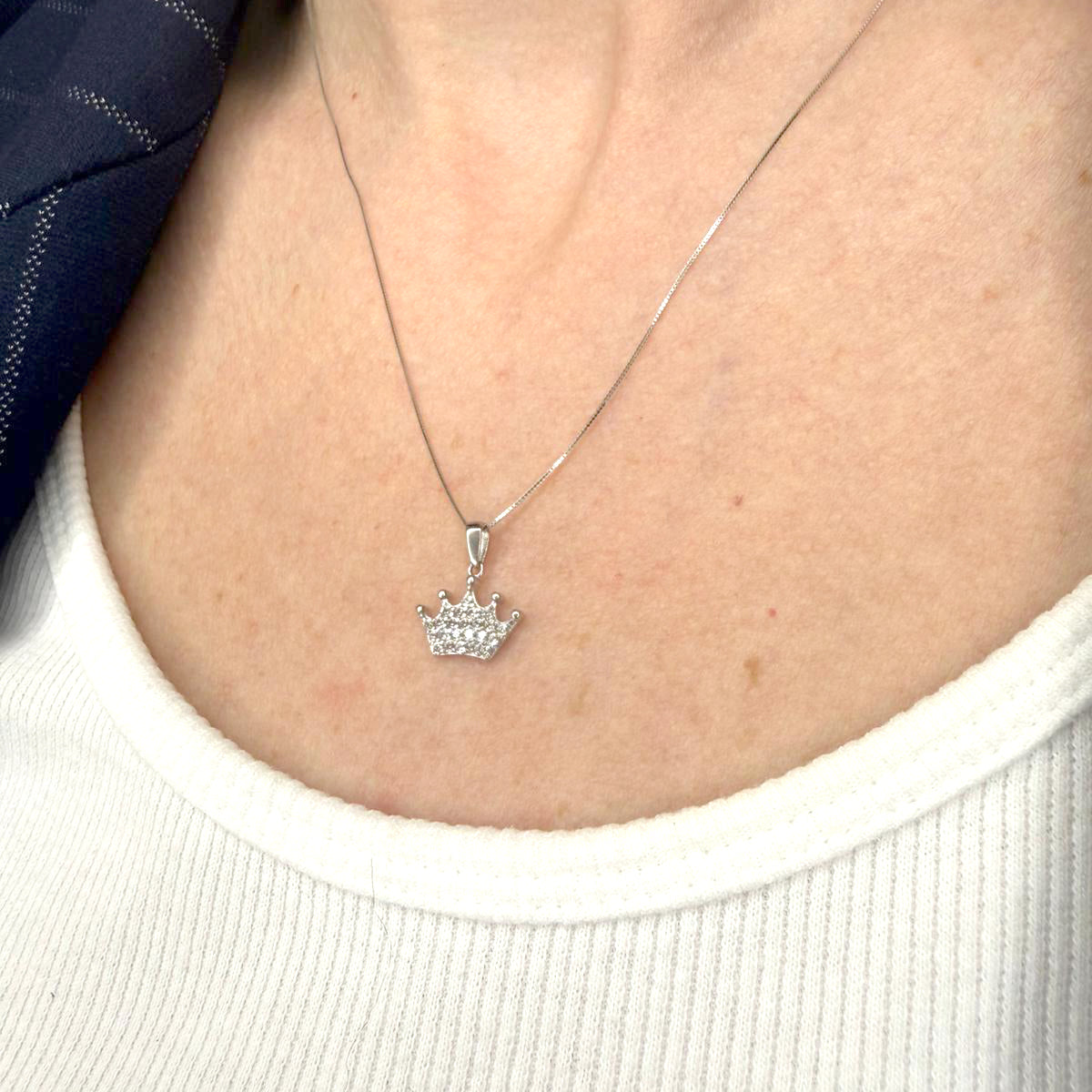 Collana con pendente corona in oro bianco 18KT (750) con zirconi