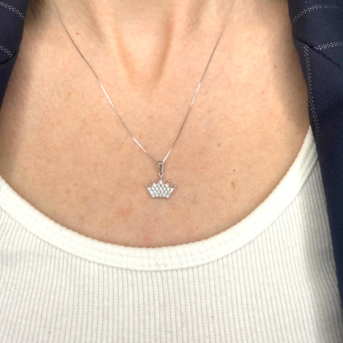 Collana con pendente corona in oro bianco 18KT (750) con zirconi