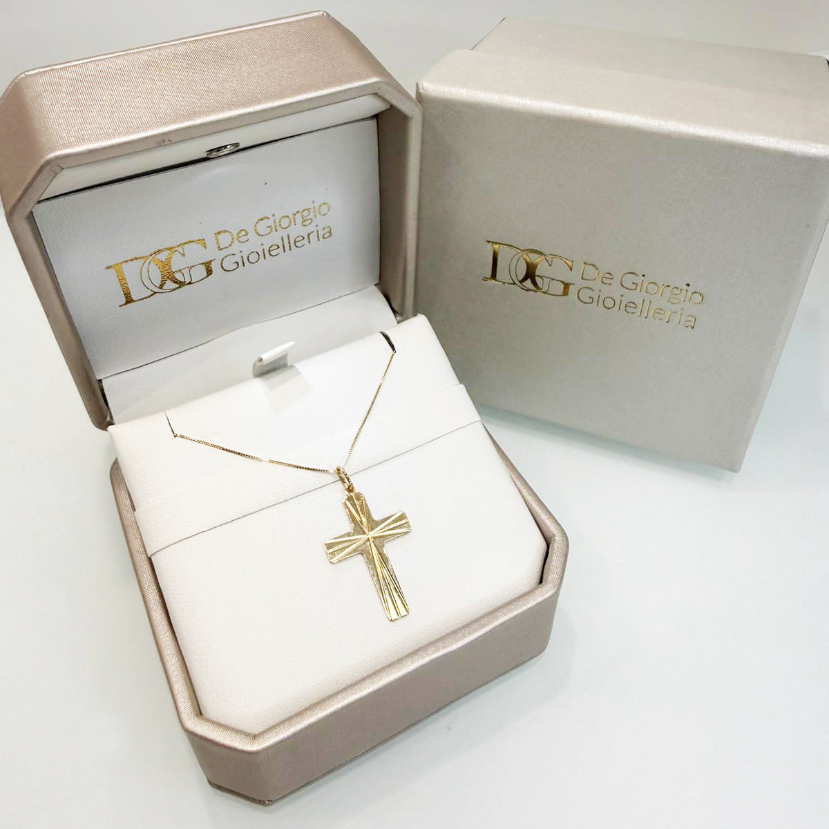 Collana con pendente croce in oro giallo 18KT (750) con lavorazione diamantata