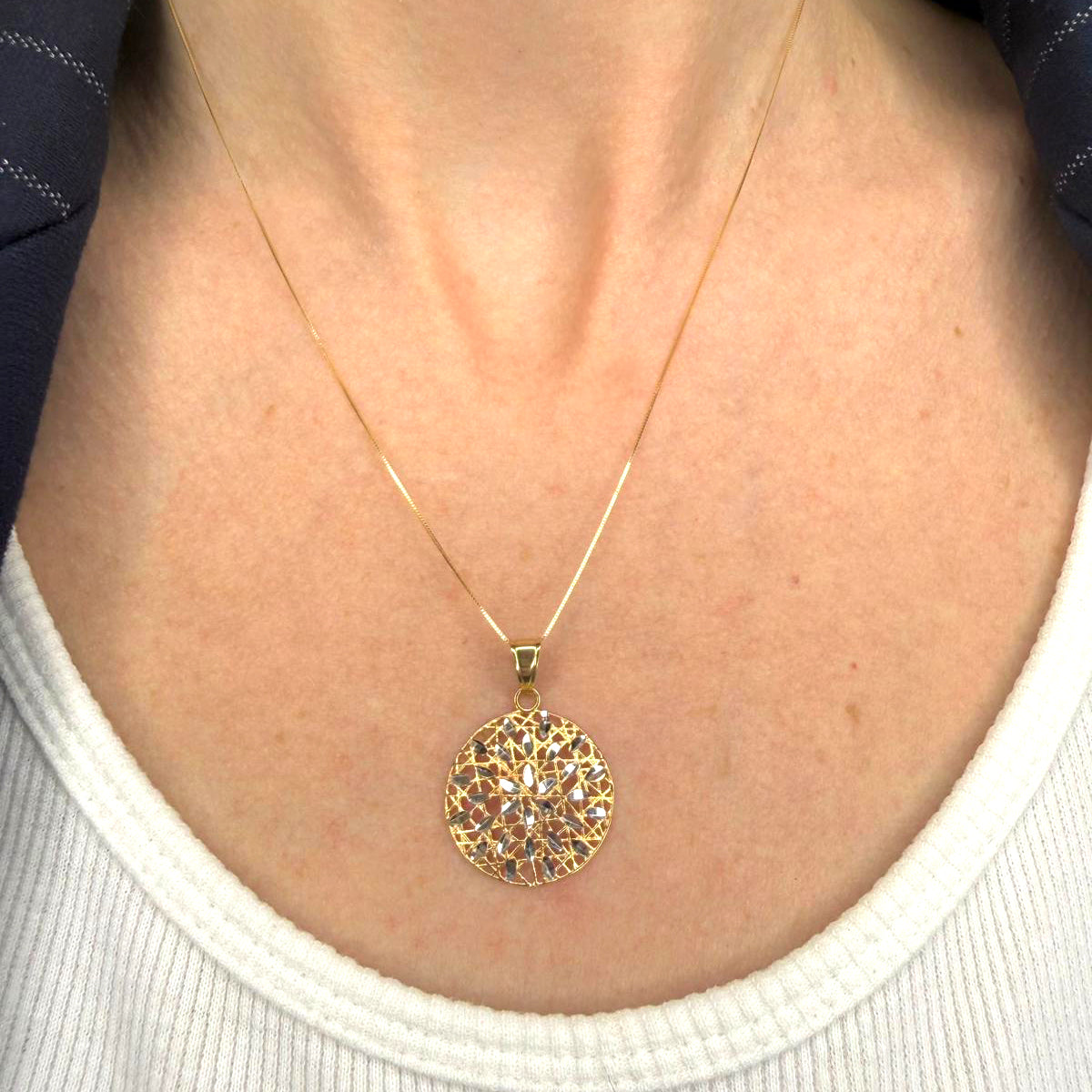 Collana con pendente tondo in oro giallo e bianco 18KT (750) con lavorazione traforata diamantata