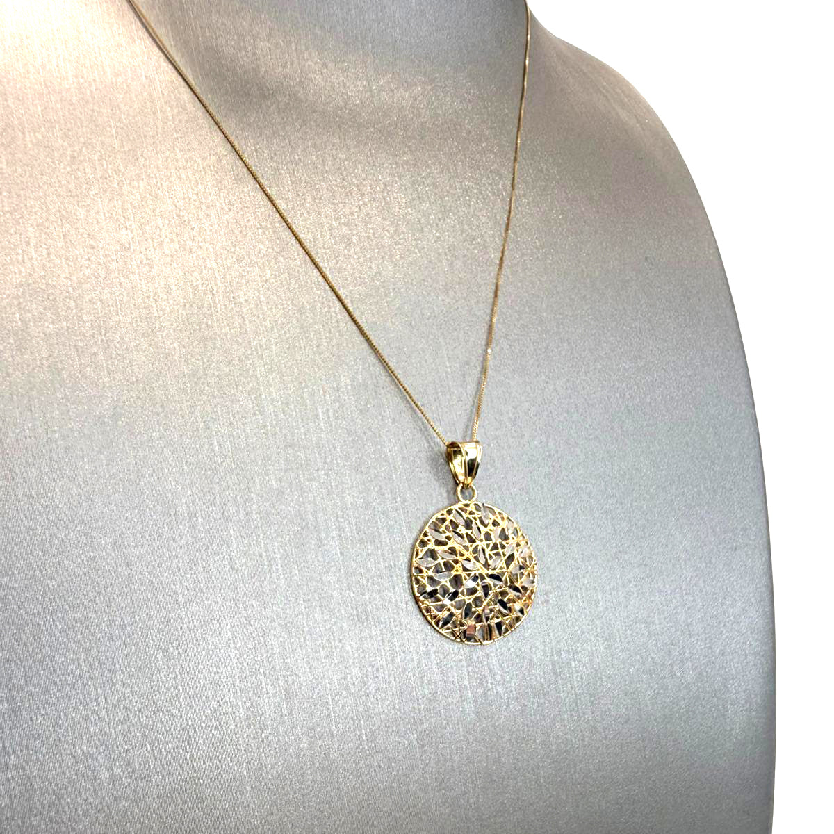 Collana con pendente tondo in oro giallo e bianco 18KT (750) con lavorazione traforata diamantata