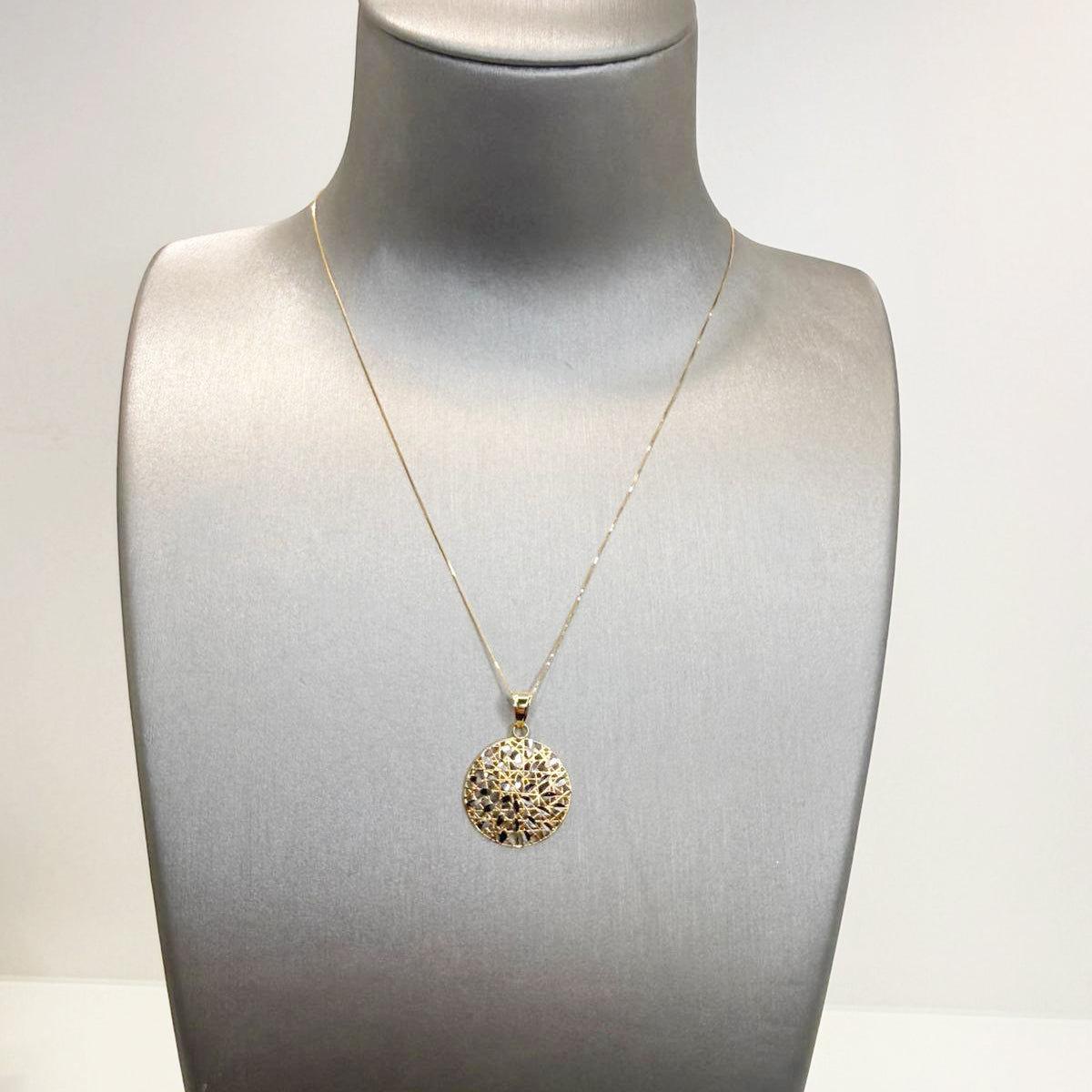 Collana con pendente tondo in oro giallo e bianco 18KT (750) con lavorazione traforata diamantata