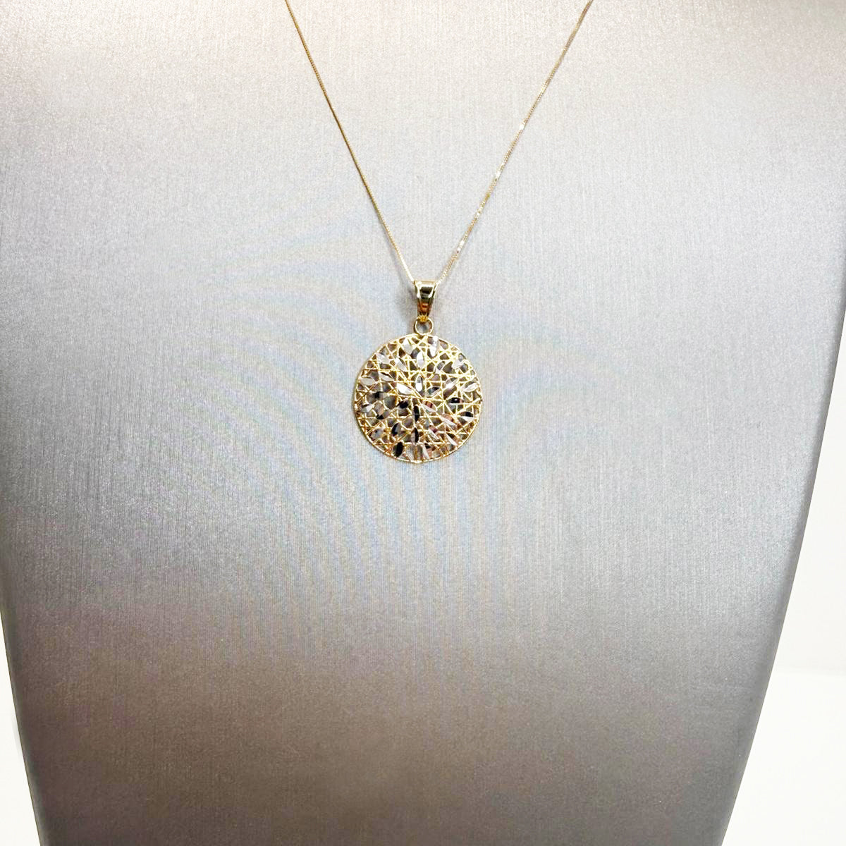 Collana con pendente tondo in oro giallo e bianco 18KT (750) con lavorazione traforata diamantata