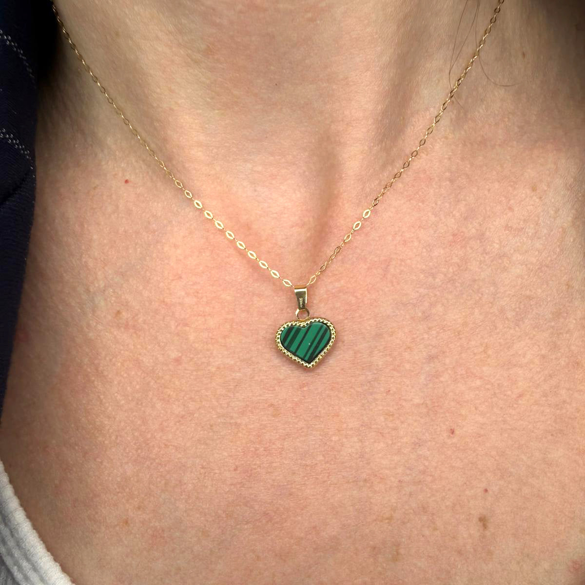 Collana cuore da donna in oro giallo 18 Kt (750) con inserto verde e contorno lavorato