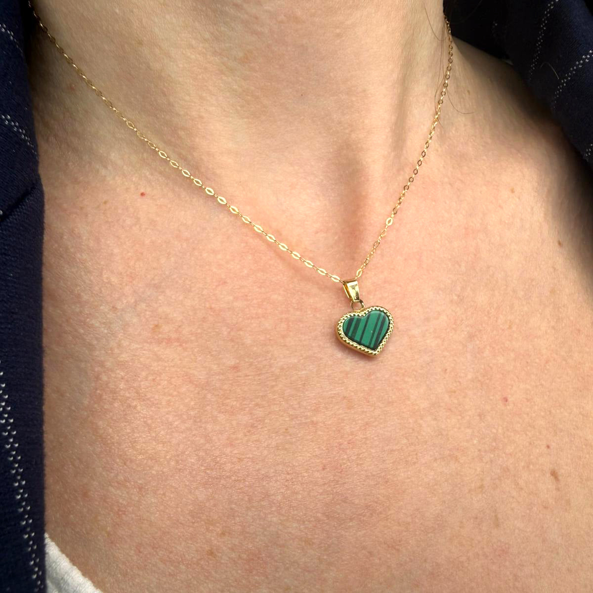 Collana cuore da donna in oro giallo 18 Kt (750) con inserto verde e contorno lavorato
