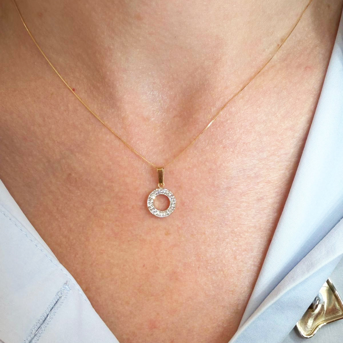 Ciondolo cerchio da donna con zirconi in oro giallo 18Kt (750)