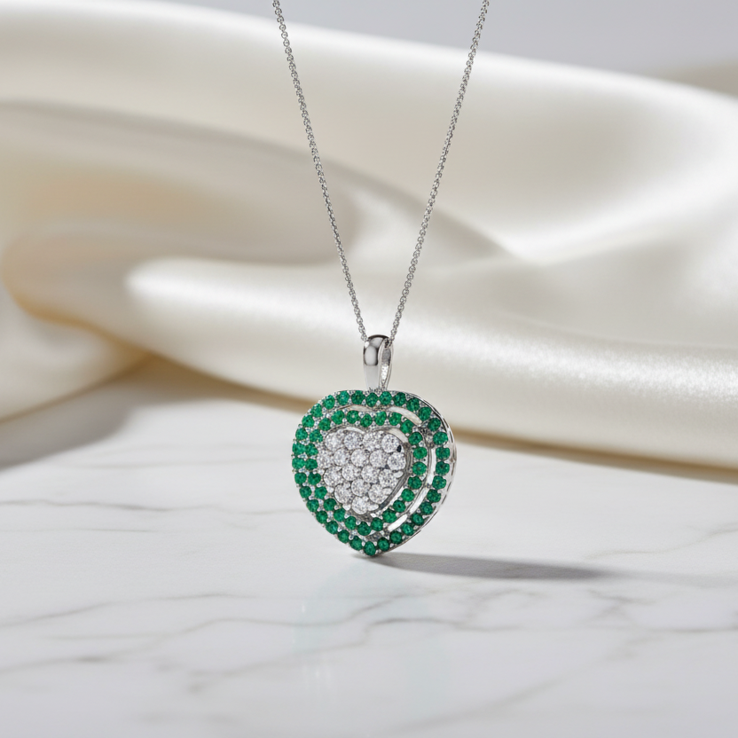 COLLANA CON CUORE IN ORO BIANCO 18KT CON DIAMANTI E SMERALDI