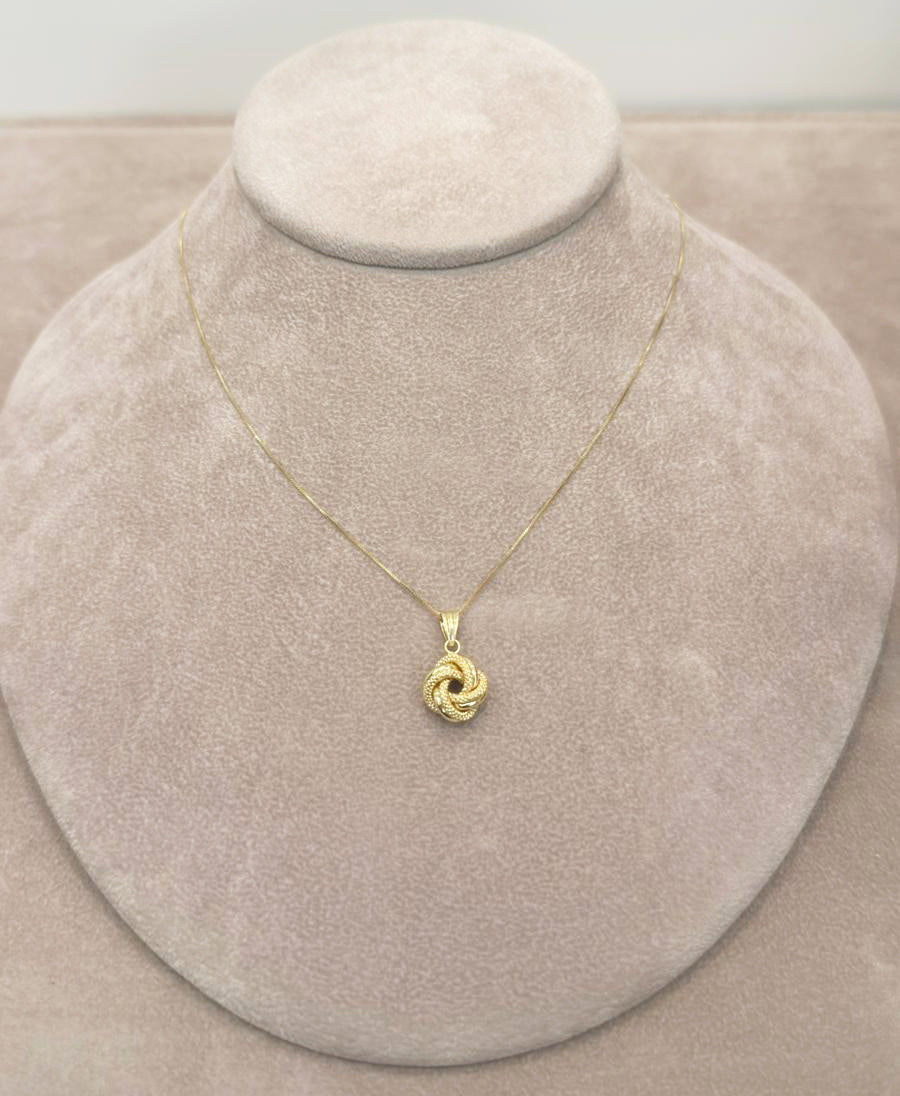 Collana con Ciondolo Nodo Intrecciato in Oro Giallo 18 KT