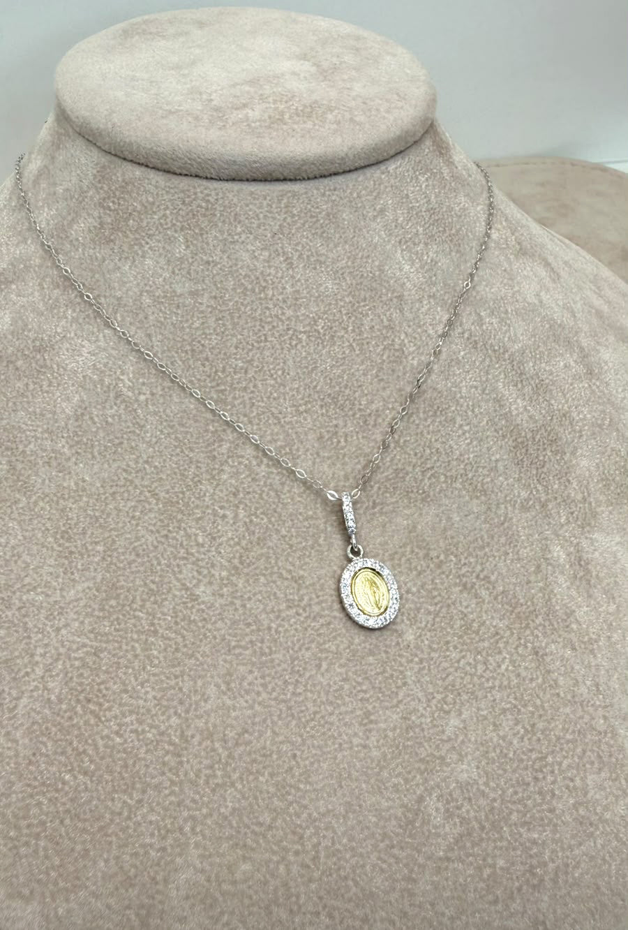 COLLANA CON MEDAGLIA MADONNA BICOLORE E ZIRCONI IN ORO 18 KT