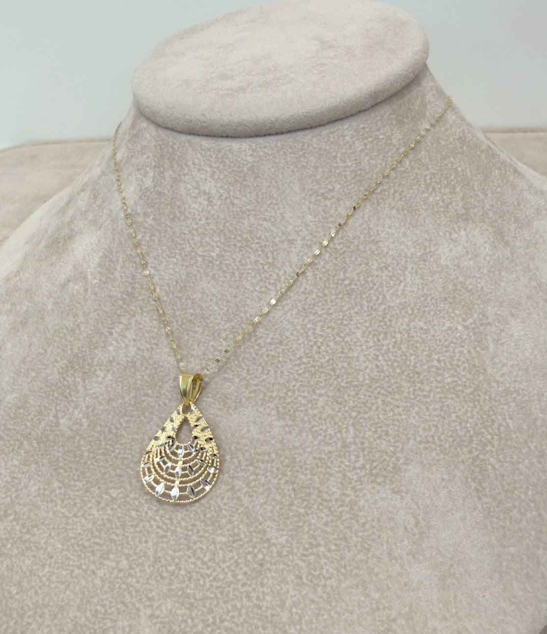 COLLANA CON PENDENTE GOCCIA BICOLORE IN ORO GIALLO E BIANCO 18 KT (750)