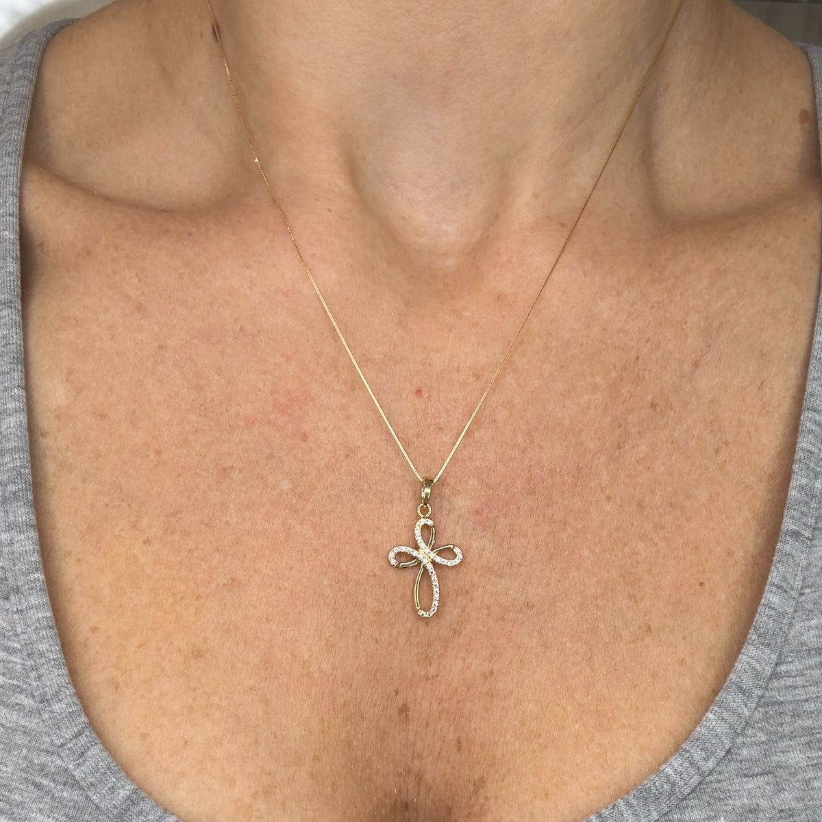 COLLANA CON CROCE STILIZZATA IN ORO GIALLO 18 KT (750) E ZIRCONI