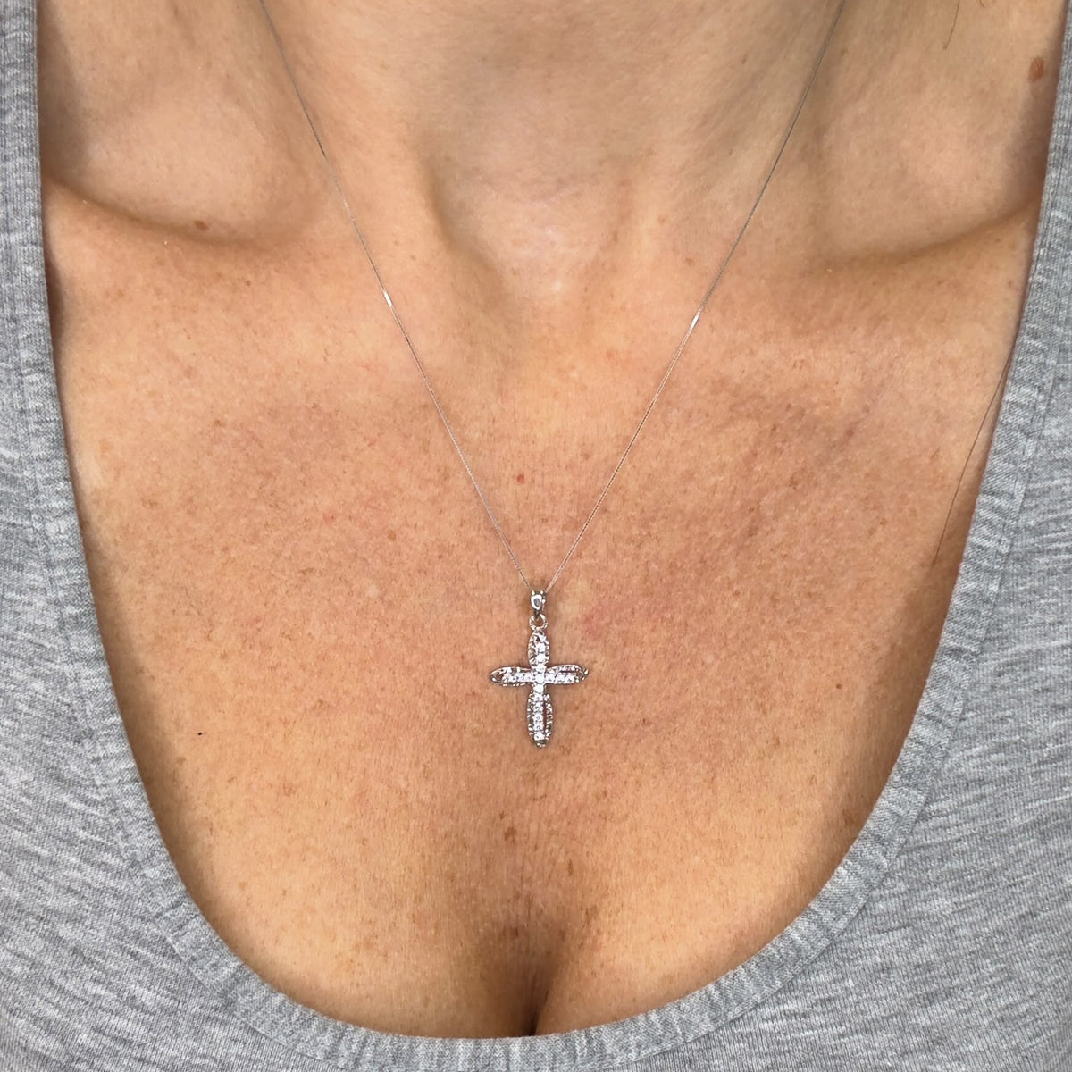 COLLANA CON CROCE LAVORATA IN ORO BIANCO 18 KT (750) E ZIRCONI