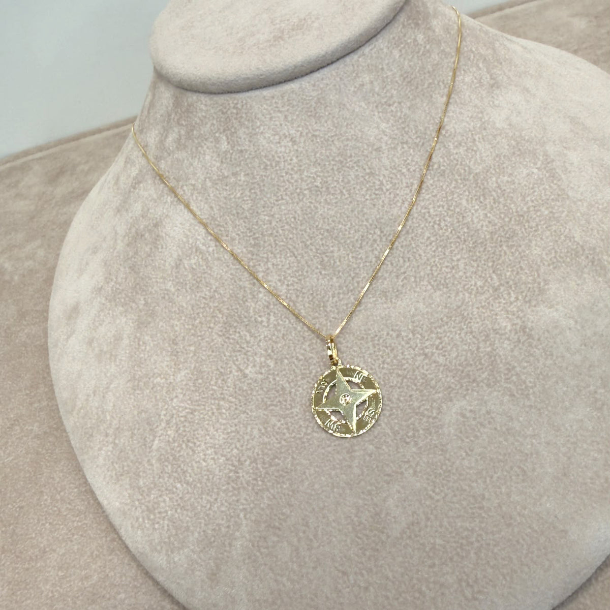 COLLANA CON PENDENTE ROSA DEI VENTI IN ORO GIALLO 18 KT (750)