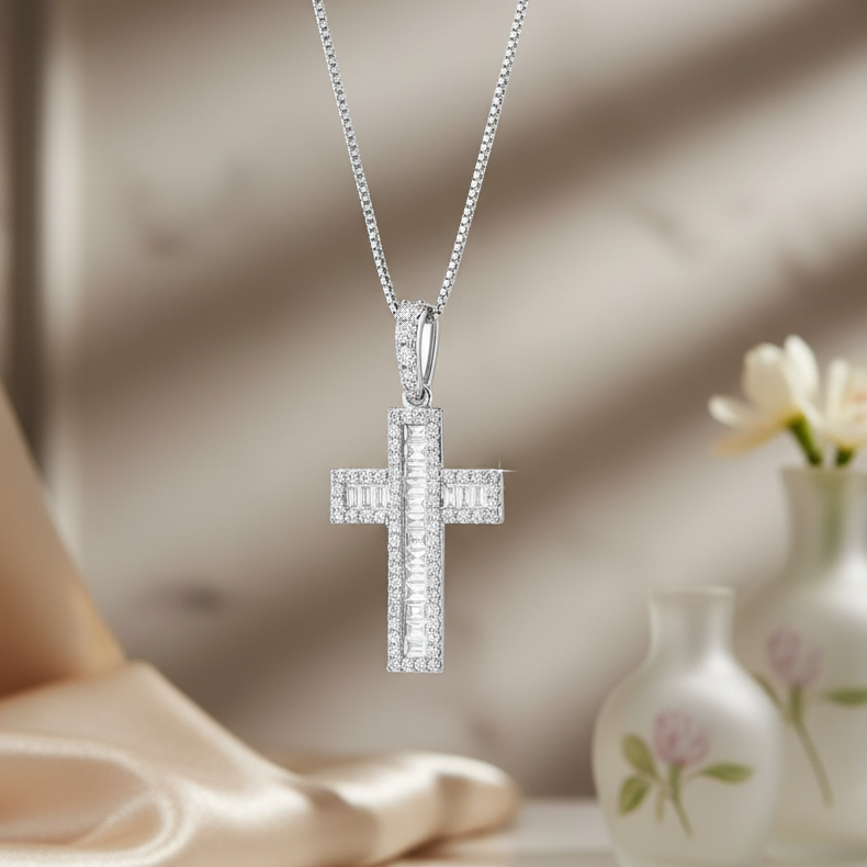COLLANA CON CROCE IN ORO BIANCO 18KT DIAMANTI E BAGUETTE