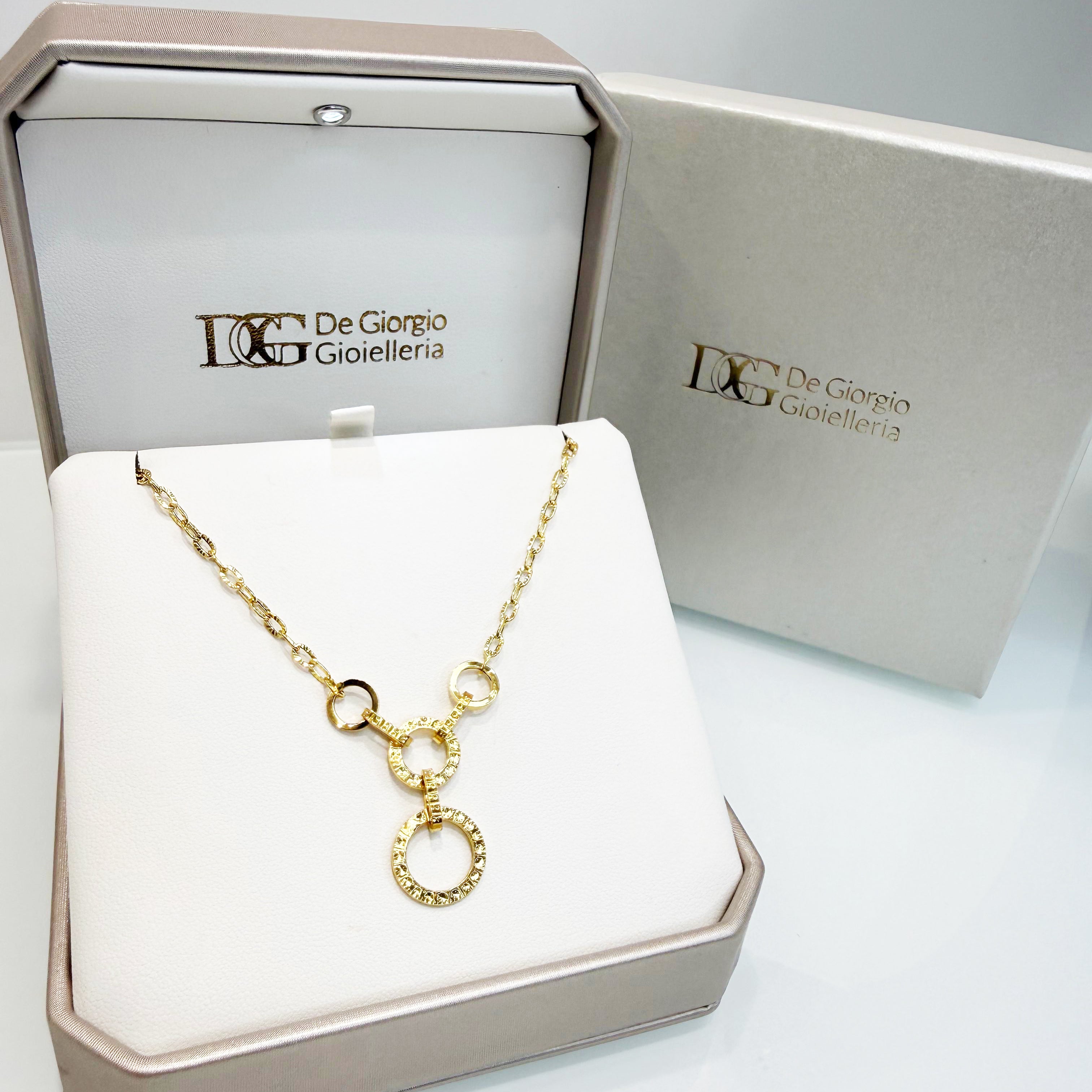 Collana con cerchi intrecciati lavorati in oro giallo 18KT (750) – Made in Italy