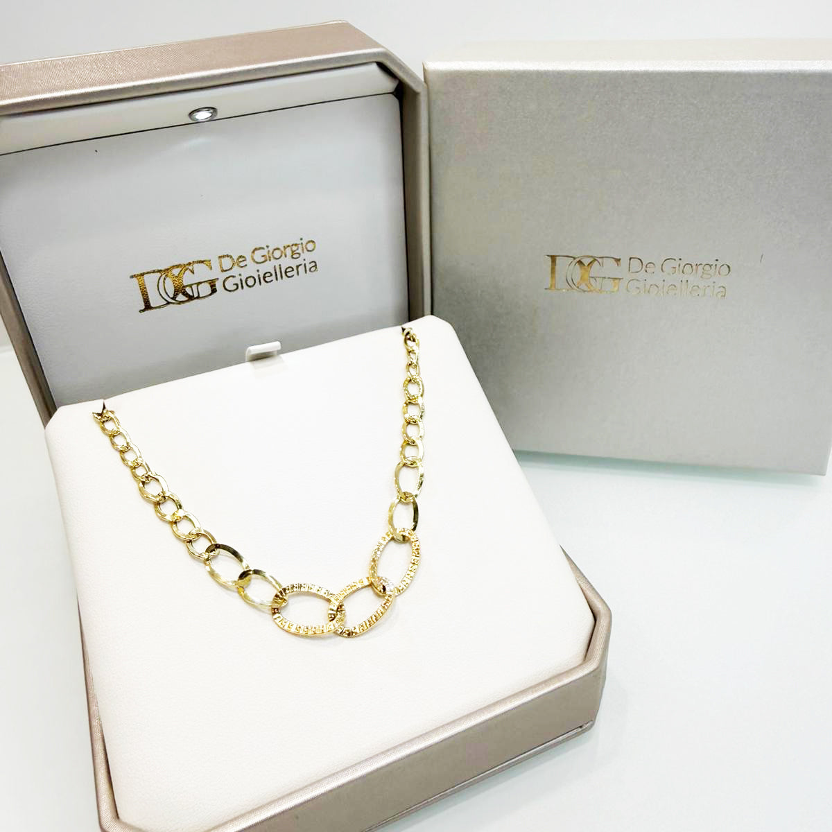 Collana con maglie ovali lavorate in oro giallo 18KT (750) – Elegante e moderna