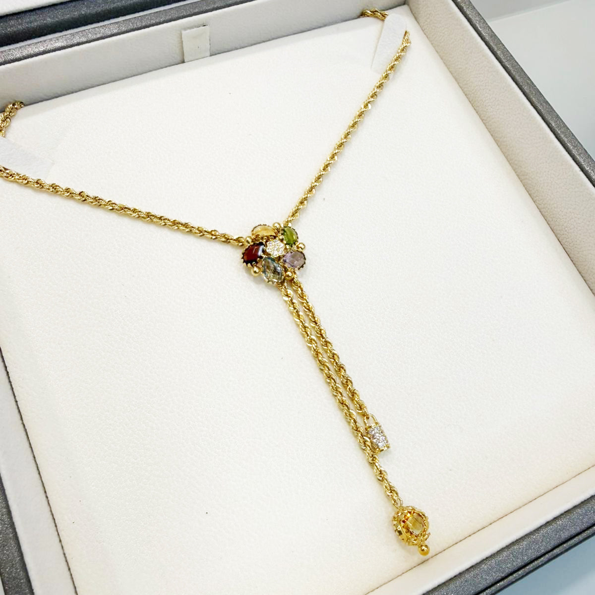Collana in oro giallo 18KT (750) con pendente multifilo e pietre colorate