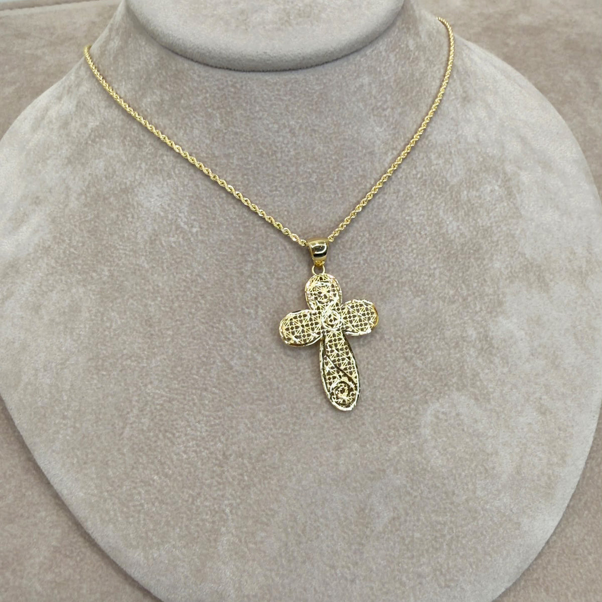 COLLANA CON CROCE LAVORATA IN ORO GIALLO 18 KT (750)