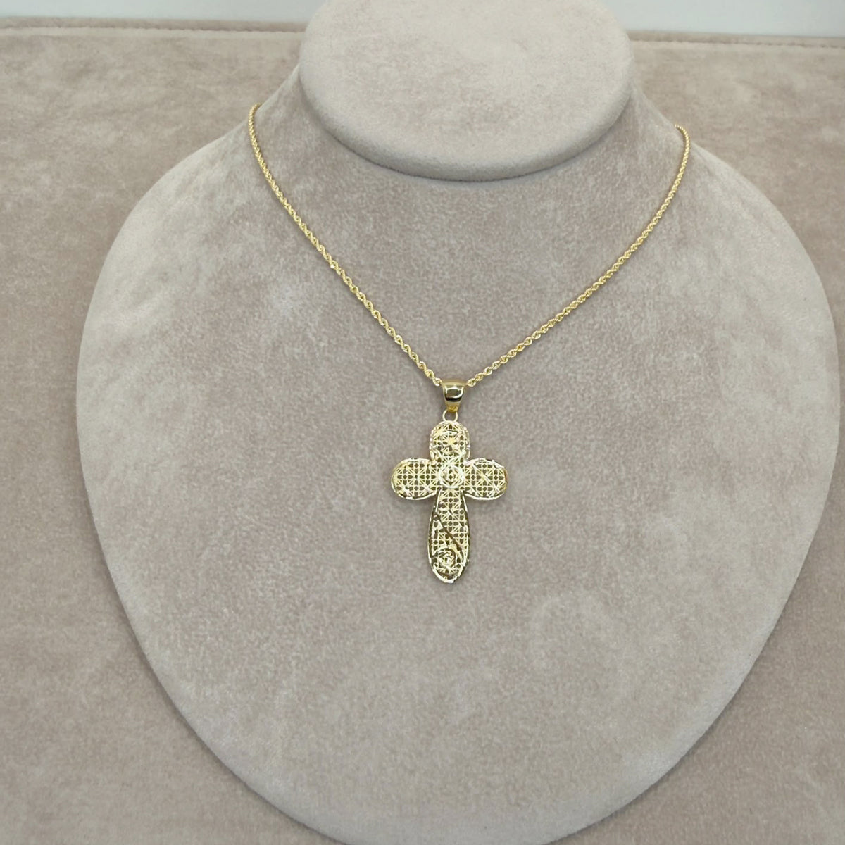 COLLANA CON CROCE LAVORATA IN ORO GIALLO 18 KT (750)