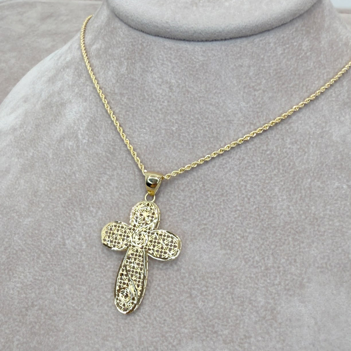 COLLANA CON CROCE LAVORATA IN ORO GIALLO 18 KT (750)
