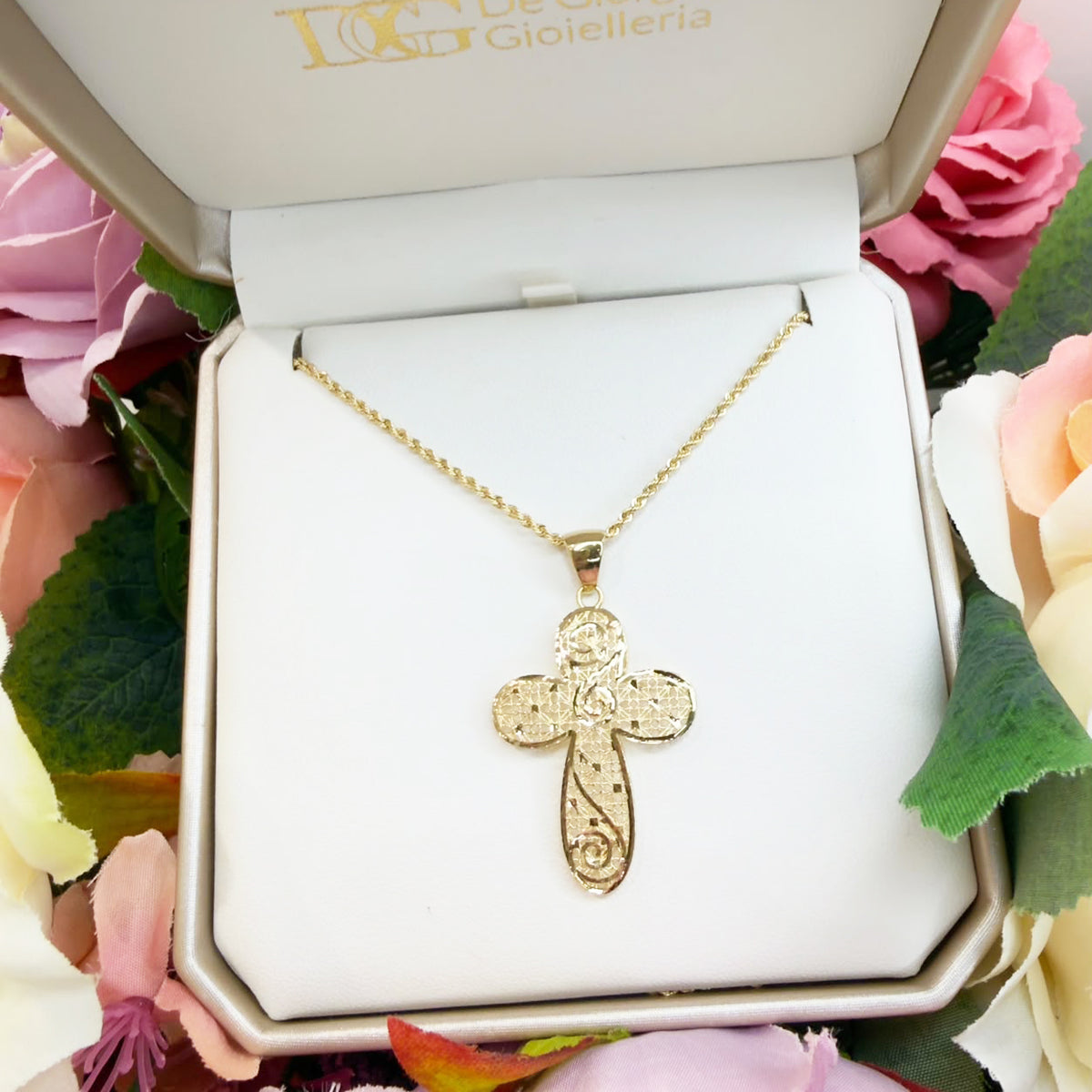 COLLANA CON CROCE LAVORATA IN ORO GIALLO 18 KT (750)