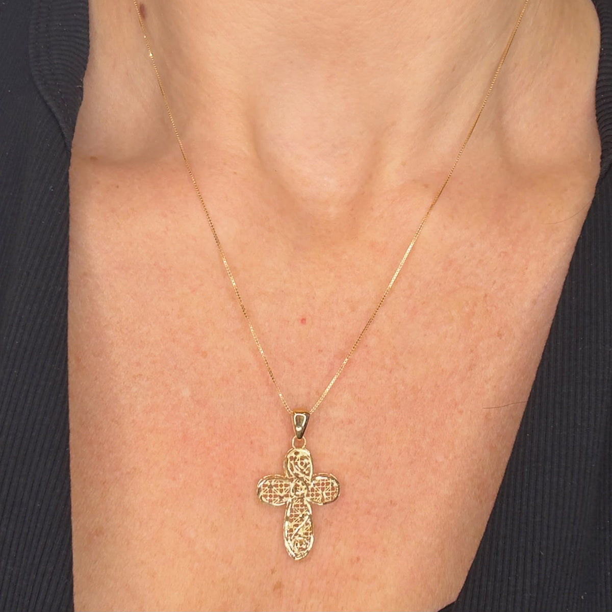 COLLANA CON CROCE LAVORATA IN ORO GIALLO 18 KT (750)