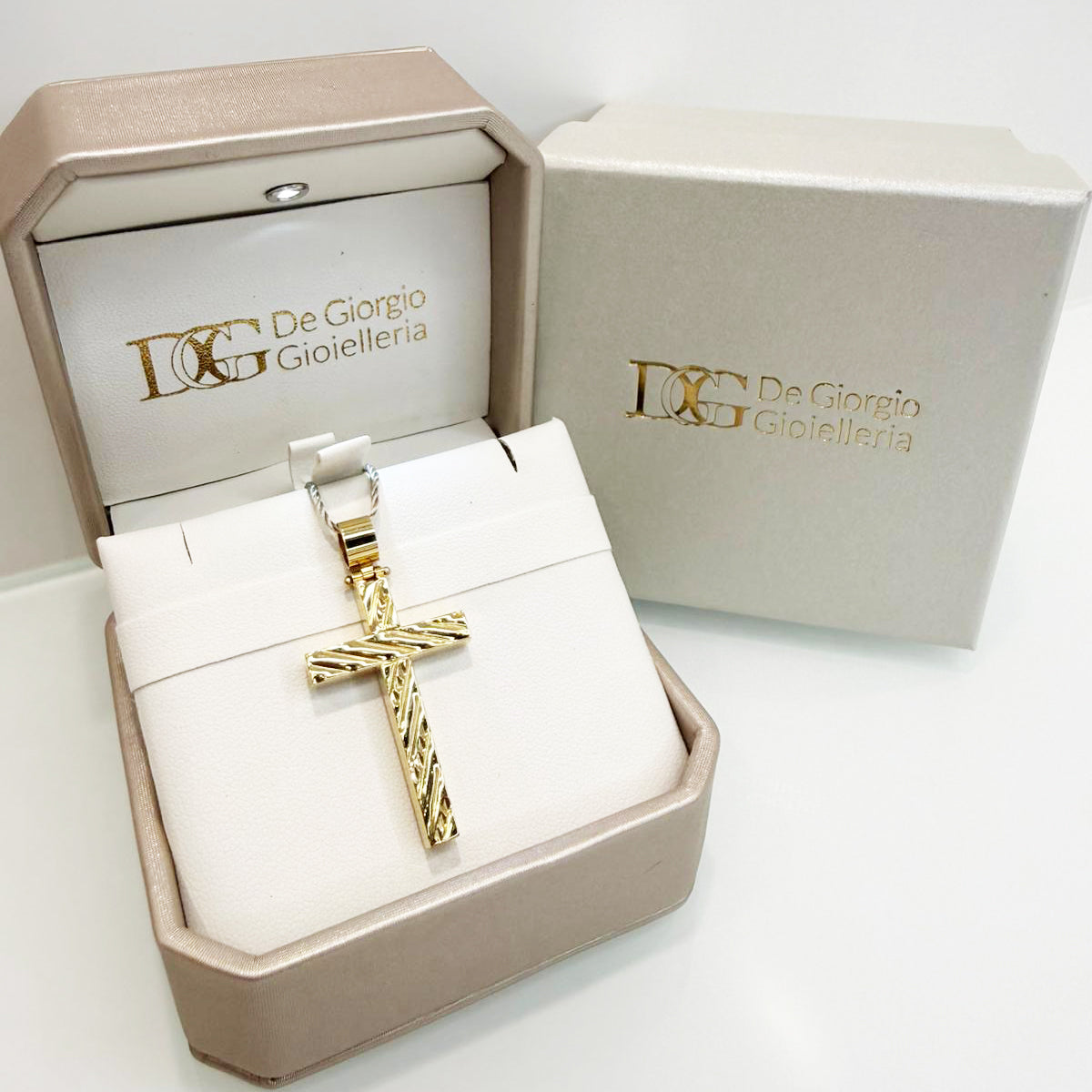 Ciondolo croce in oro giallo 18KT (750) lavorazione incisa – Made in Italy