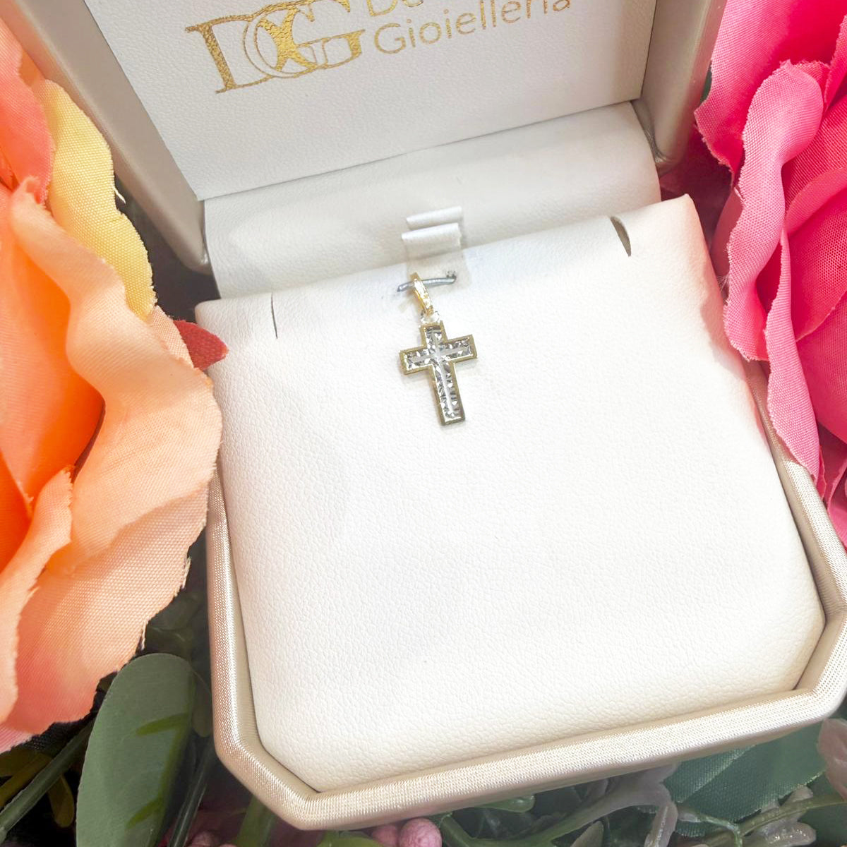 Ciondolo croce unisex in oro giallo e bianco 18 Kt (750) con lavorazione diamantata