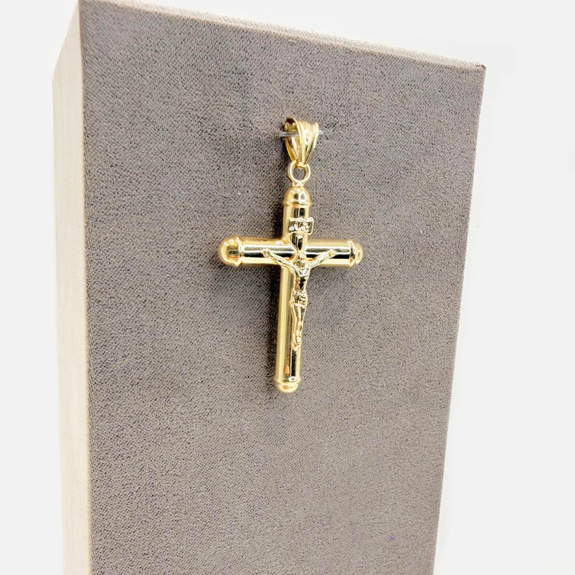 Ciondolo croce con Cristo da uomo in oro giallo 18 Kt (750)
