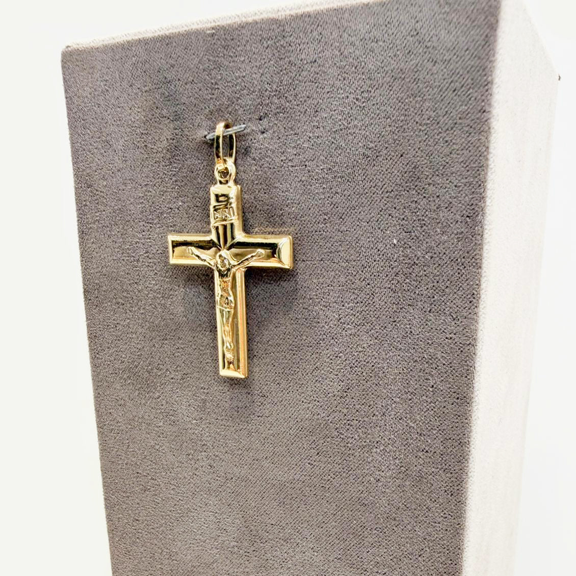 Ciondolo croce con Cristo da uomo in oro giallo 18 Kt (750)