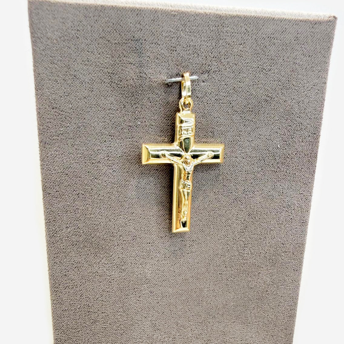 Ciondolo croce con Cristo da uomo in oro giallo 18 Kt (750)