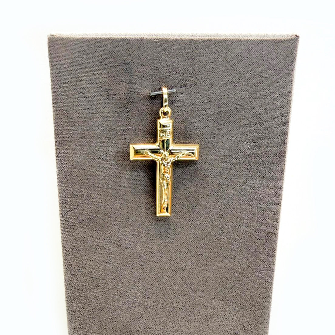 Ciondolo croce con Cristo da uomo in oro giallo 18 Kt (750)