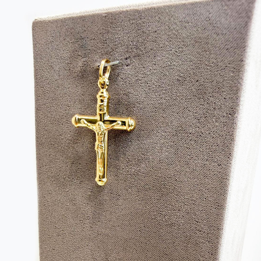 Ciondolo croce con Cristo da uomo in oro giallo 18 Kt (750)