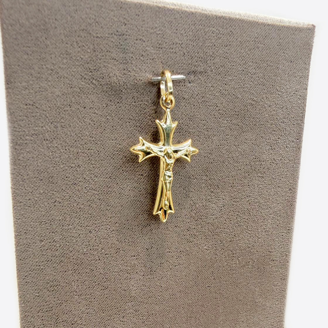 Ciondolo croce con Cristo da uomo in oro giallo 18 Kt (750)
