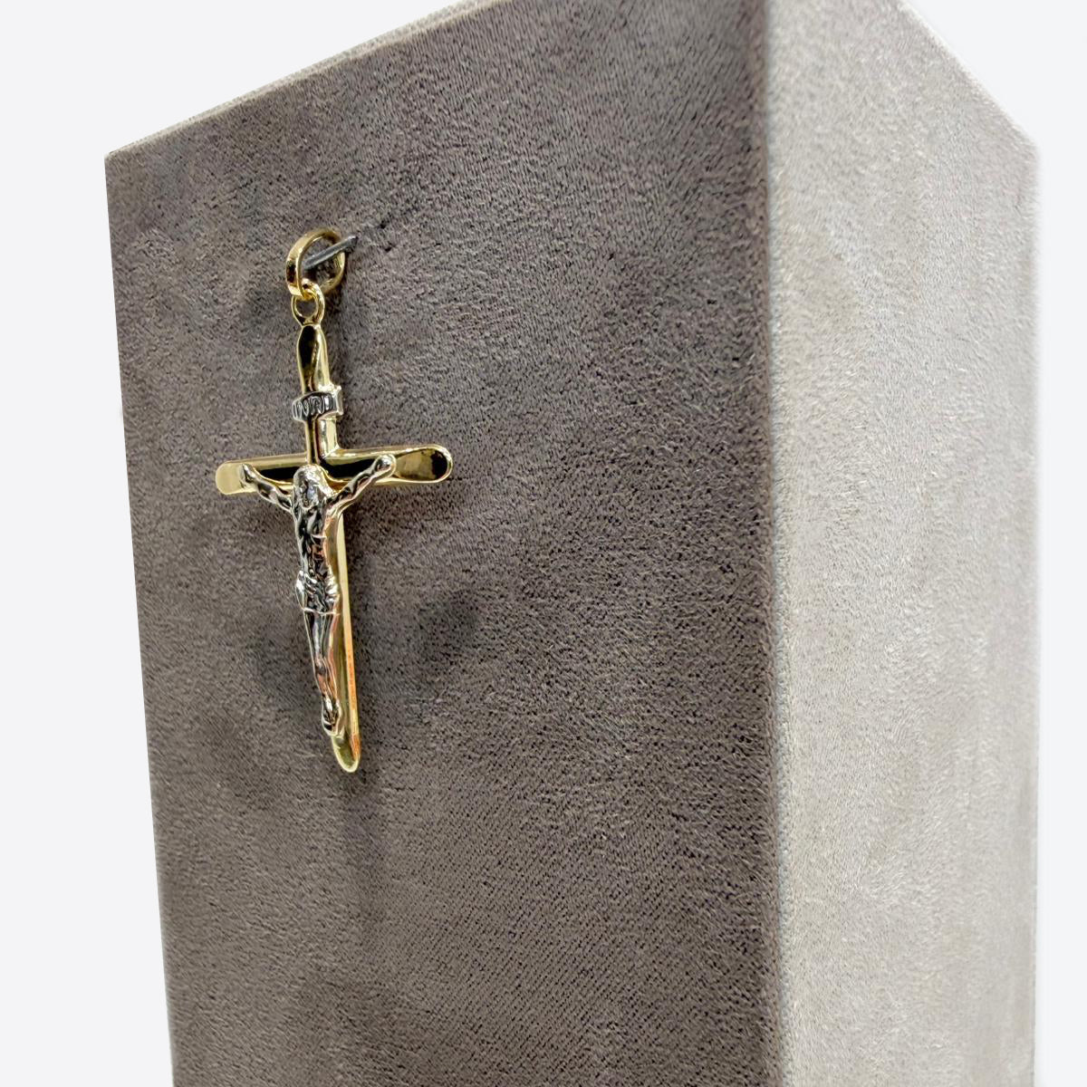Ciondolo croce con Cristo da uomo in oro giallo e oro bianco 18 Kt (750)