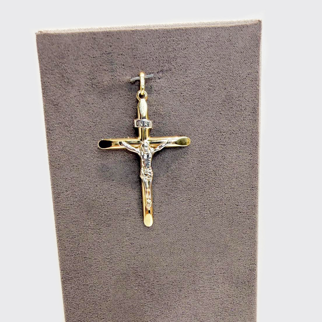 Ciondolo croce con Cristo da uomo in oro giallo e oro bianco 18 Kt (750)