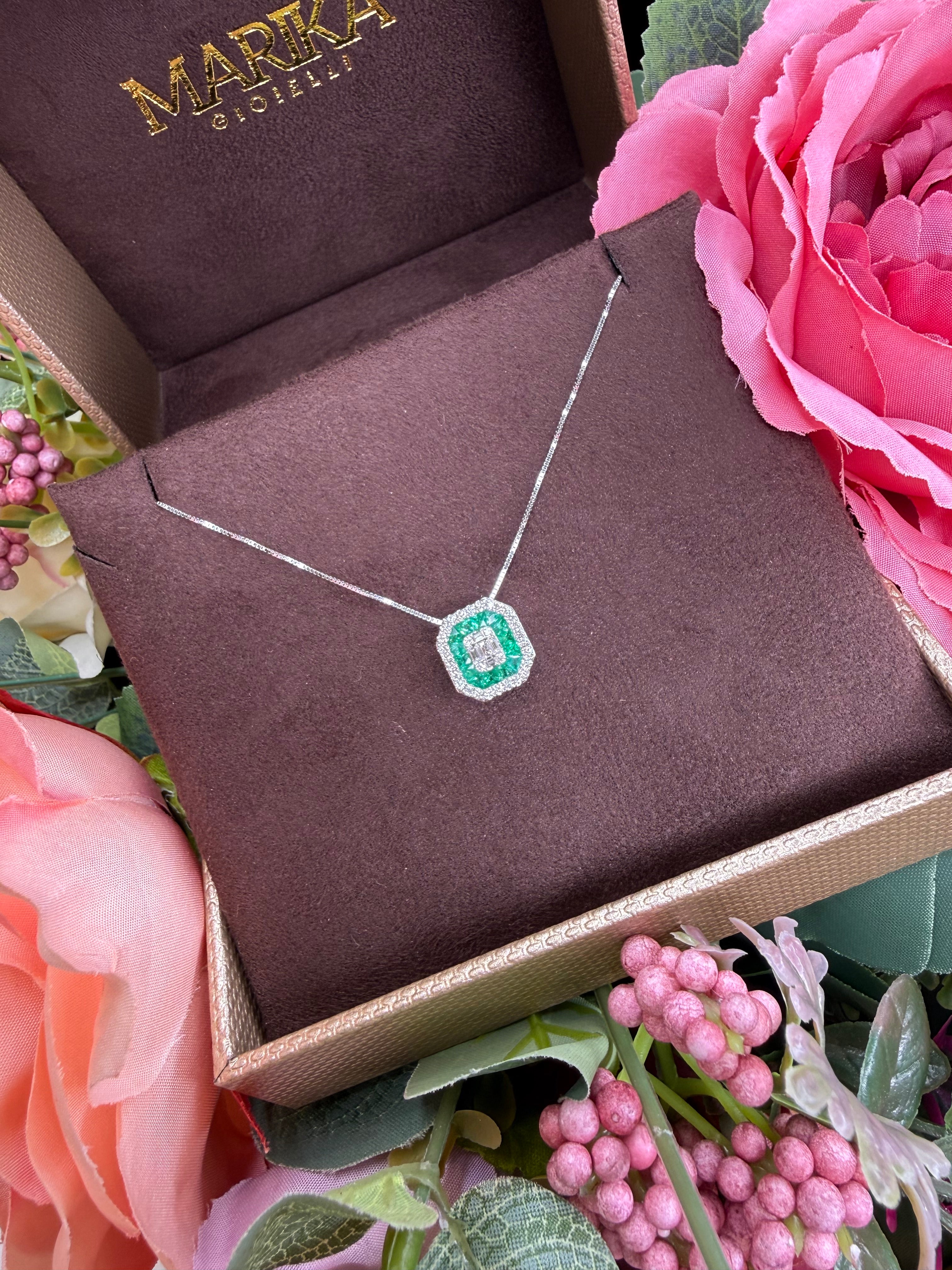 18KT WHITE GOLD NECKLACE WITH DIAMONDS, BAGUETTES AND EMERALDS