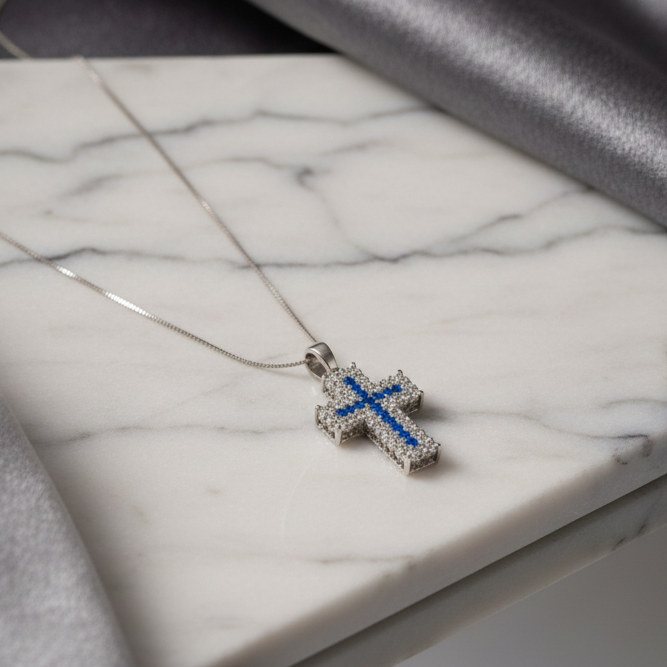 Collana con croce pavé in oro bianco 18KT (750) con zirconi bianchi e blu – Made in Italy