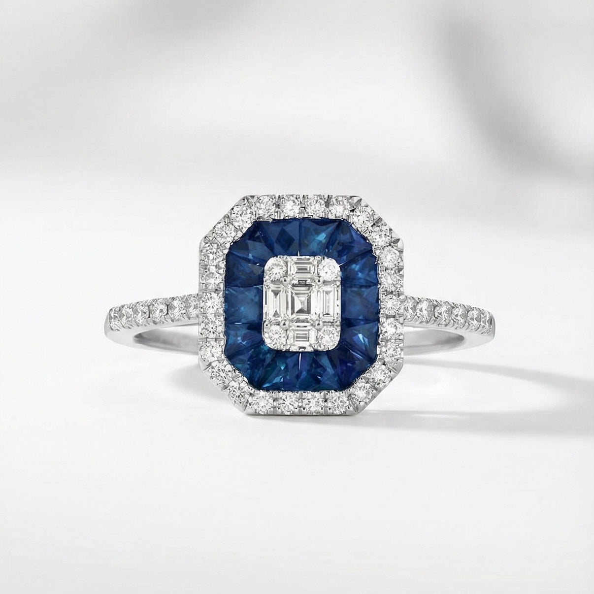 18KT WHITE GOLD RING WITH DIAMONDS, BAGUETTES AND SAPPHIRES