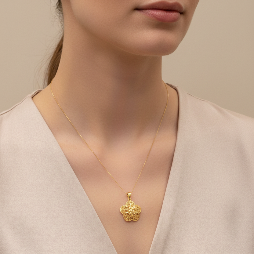 Collana con pendente fiore traforato a 5 petali in oro giallo 18KT (750) – Made in Italy