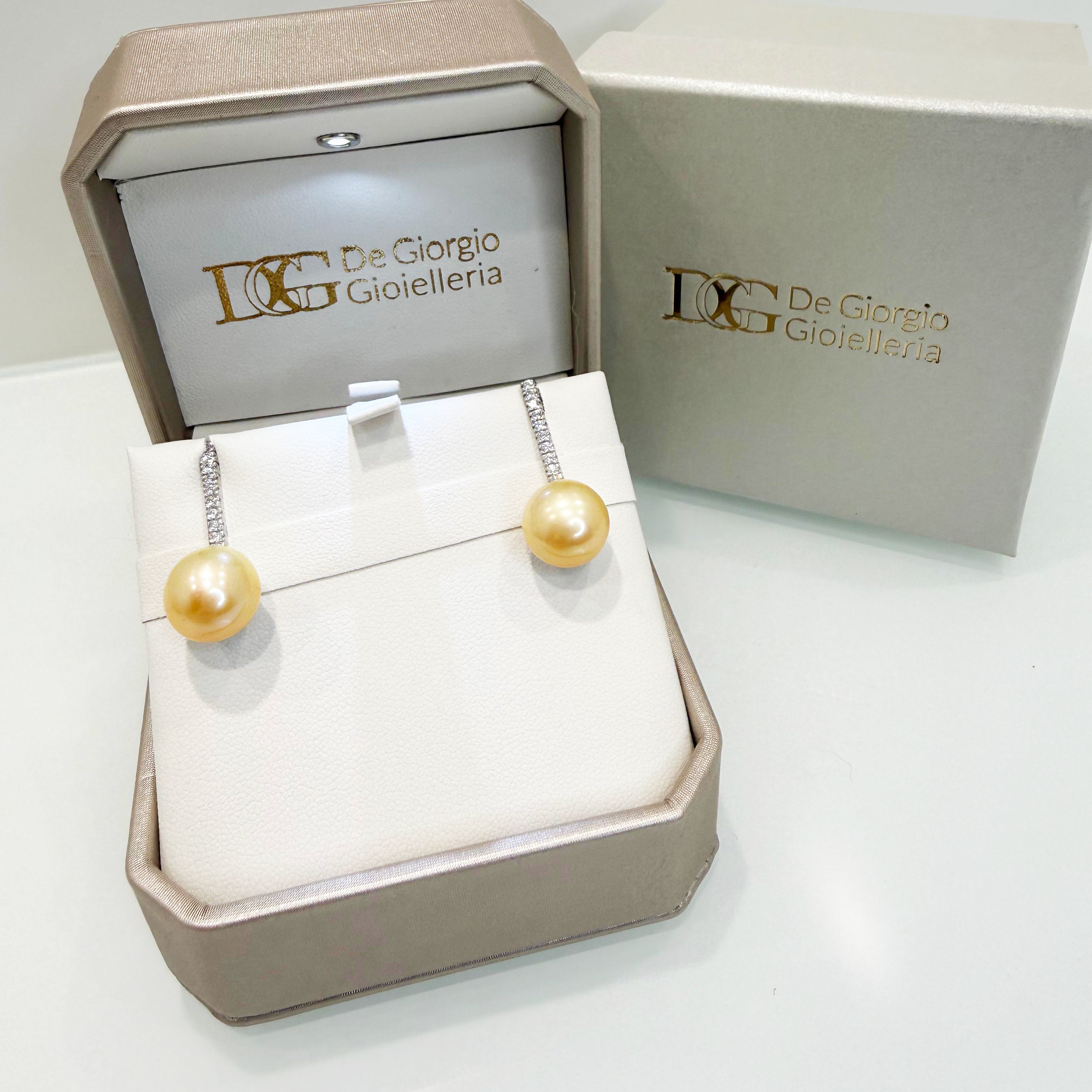 Orecchini pendenti con perla gold e zirconi in oro bianco 18KT (750) – Made in Italy