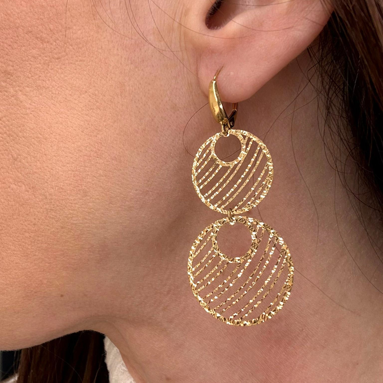 Orecchini pendenti a cerchi lavorati in oro giallo 18KT (750) – Made in Italy