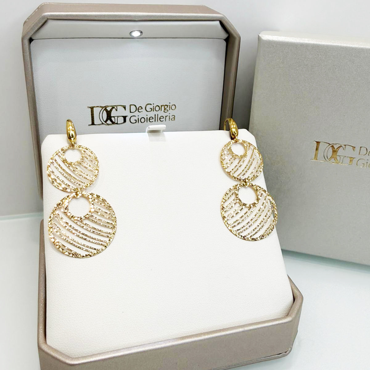 Orecchini pendenti a cerchi lavorati in oro giallo 18KT (750) – Made in Italy