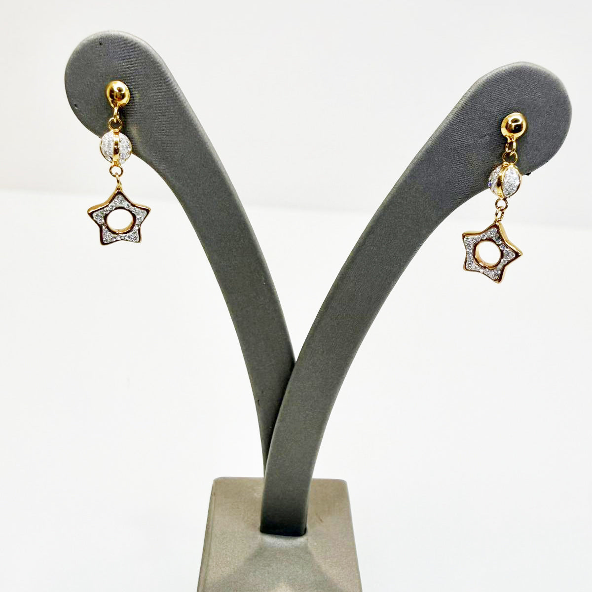 Orecchini pendenti a stella con zirconi in oro giallo 18KT (750) – Eleganti e luminosi