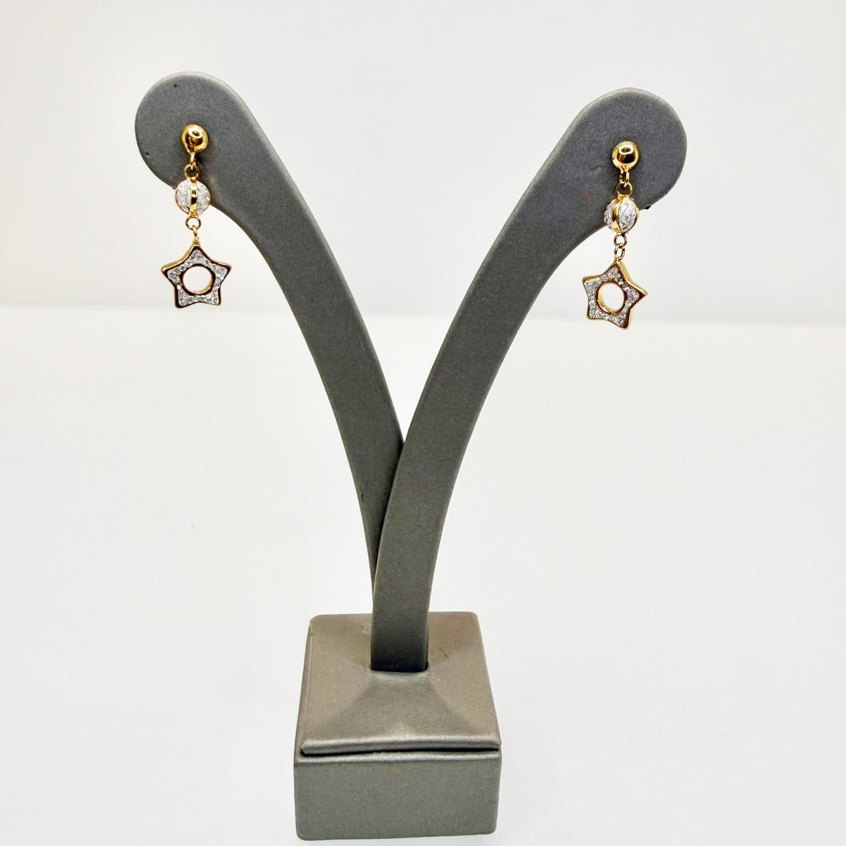 Orecchini pendenti a stella con zirconi in oro giallo 18KT (750) – Eleganti e luminosi