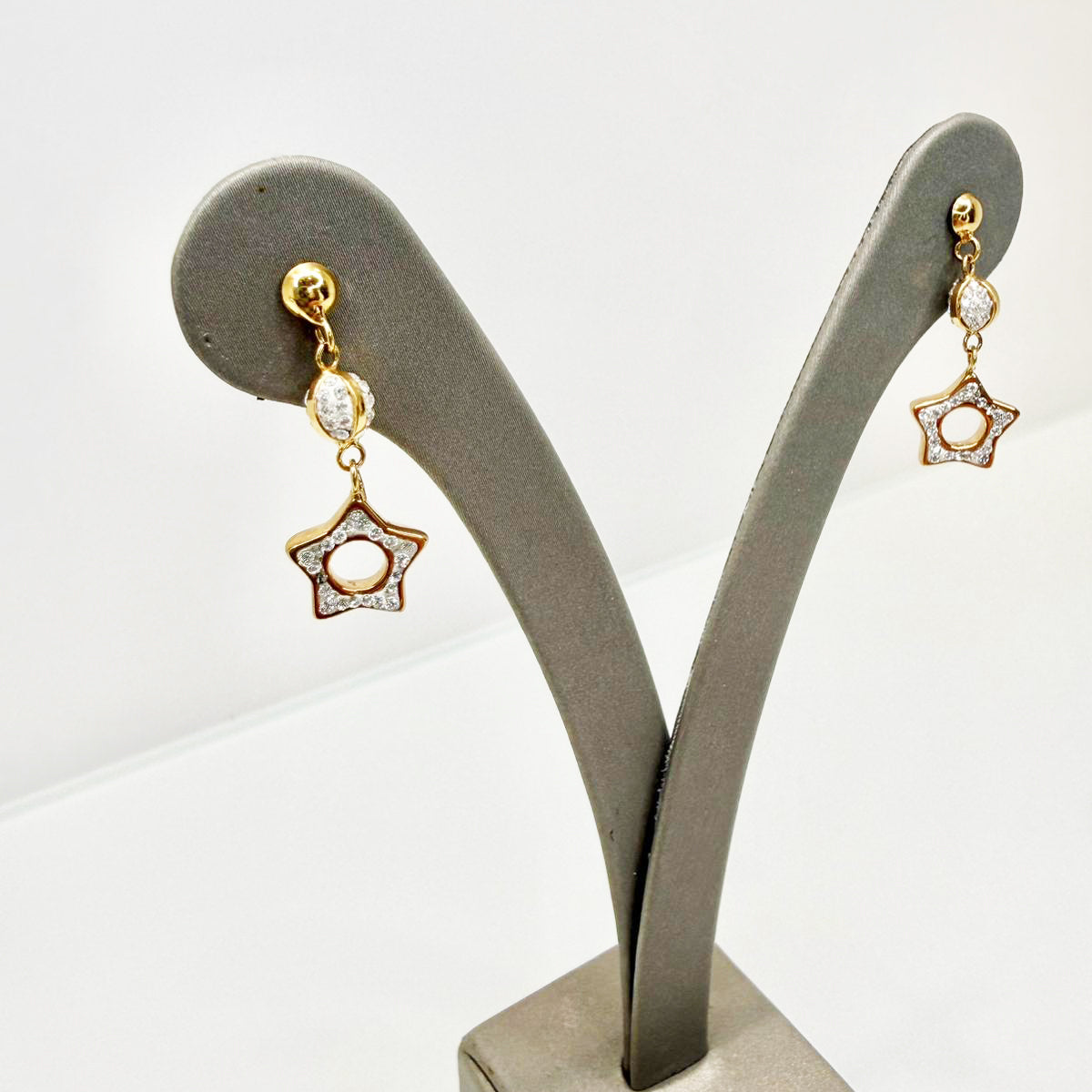 Orecchini pendenti a stella con zirconi in oro giallo 18KT (750) – Eleganti e luminosi